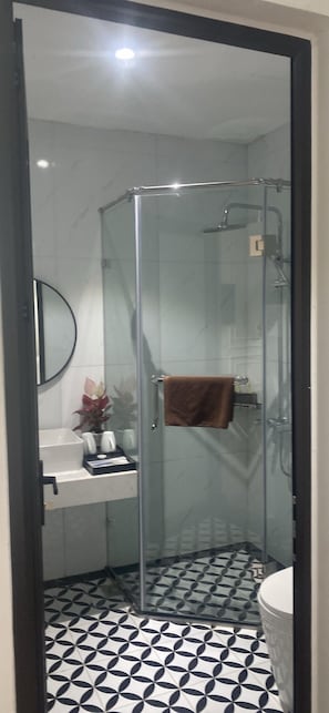 Zweibettzimmer, Balkon, eingeschränkter Seeblick | Badezimmer