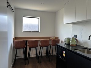 Tủ lạnh nhỏ, lò vi sóng, bếp nấu, dụng cụ nấu nướng/bát dĩa/dao nĩa 