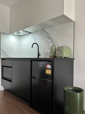 Mini-fridge, microwave, stovetop, cookware/dishes/utensils - Avero (Rotorua)