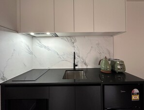 Mini réfrigérateur, micro-ondes, plaque de cuisson