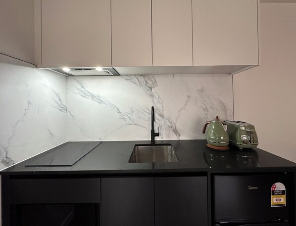 Frigobar, microondas, parrilla de estufa y utensilios de cocina 