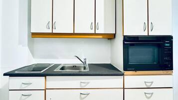 Estudio básico | Cocina privada | Refrigerador, microondas, parrilla de estufa y utensilios de cocina