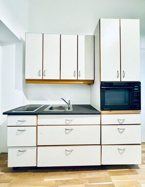 Estudio básico | Cocina privada | Refrigerador, microondas, parrilla de estufa y utensilios de cocina 