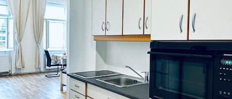 Studio Basic | Dapur pribadi | Lemari es, microwave, kompor, dan peralatan masak/sendok-piring