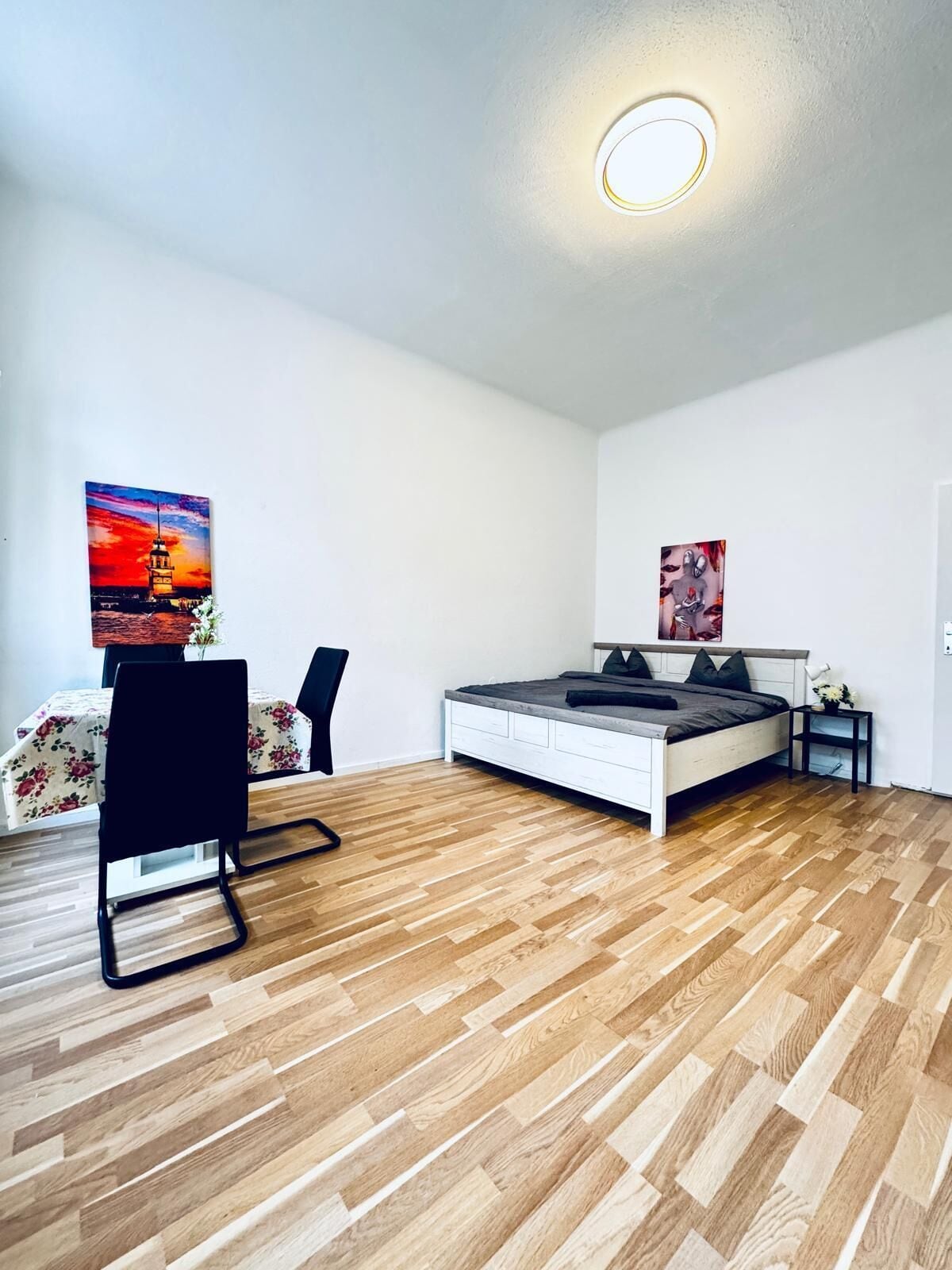 Basic Studio | Iron/ironing board