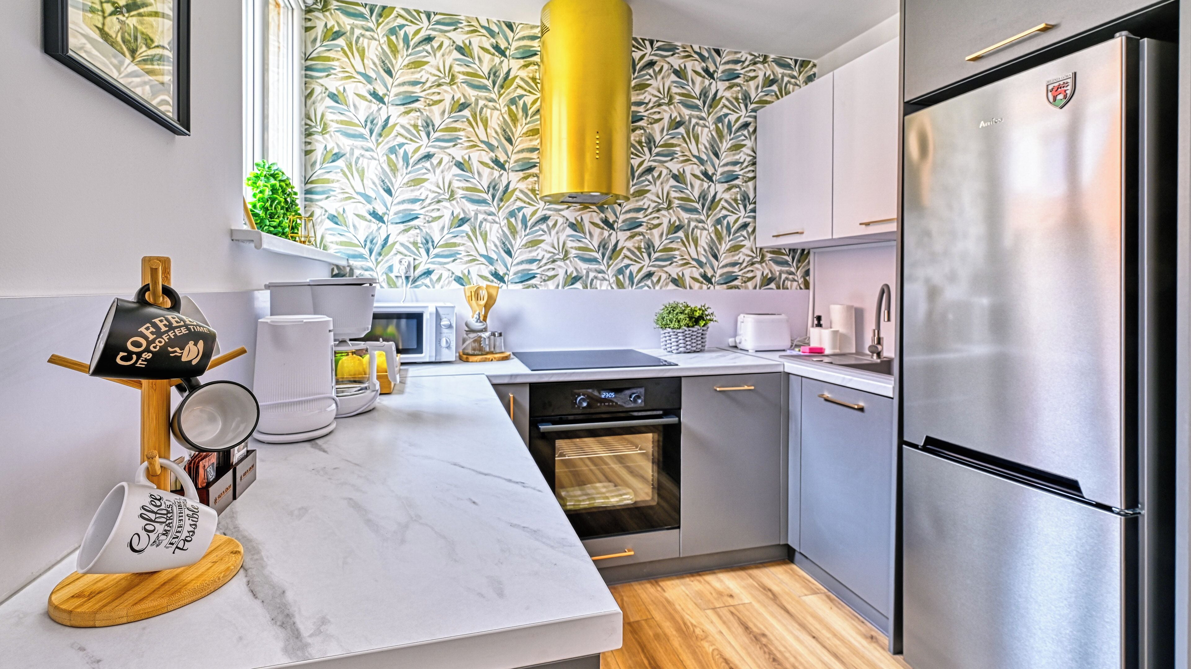 Apartment (5) | Private kitchen | Fridge, stovetop, electric kettle, cookware/dishes/utensils