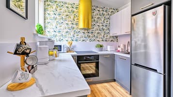 Apartment (5) | Eigene Küche | Kühlschrank, Herdplatte, Wasserkocher, Kochgeschirr/Geschirr/Besteck