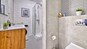 Căn hộ, quang cảnh thành phố | Phòng tắm | Buồng tắm vòi sen, khăn tắm