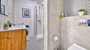 Apartment, City View | Bathroom | Shower, towels
