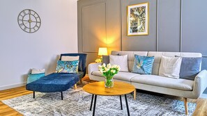 Apartment (5) | Wohnbereich | Flachbildfernseher