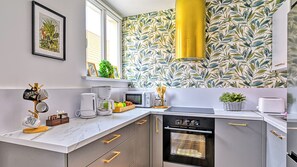 Apartemen (5) | Dapur pribadi | Lemari es, kompor, ketel listrik, dan peralatan masak/sendok-piring