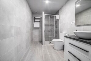 Shower, hair dryer, towels - Rural Apartment Río Pas 2 (Oruña)