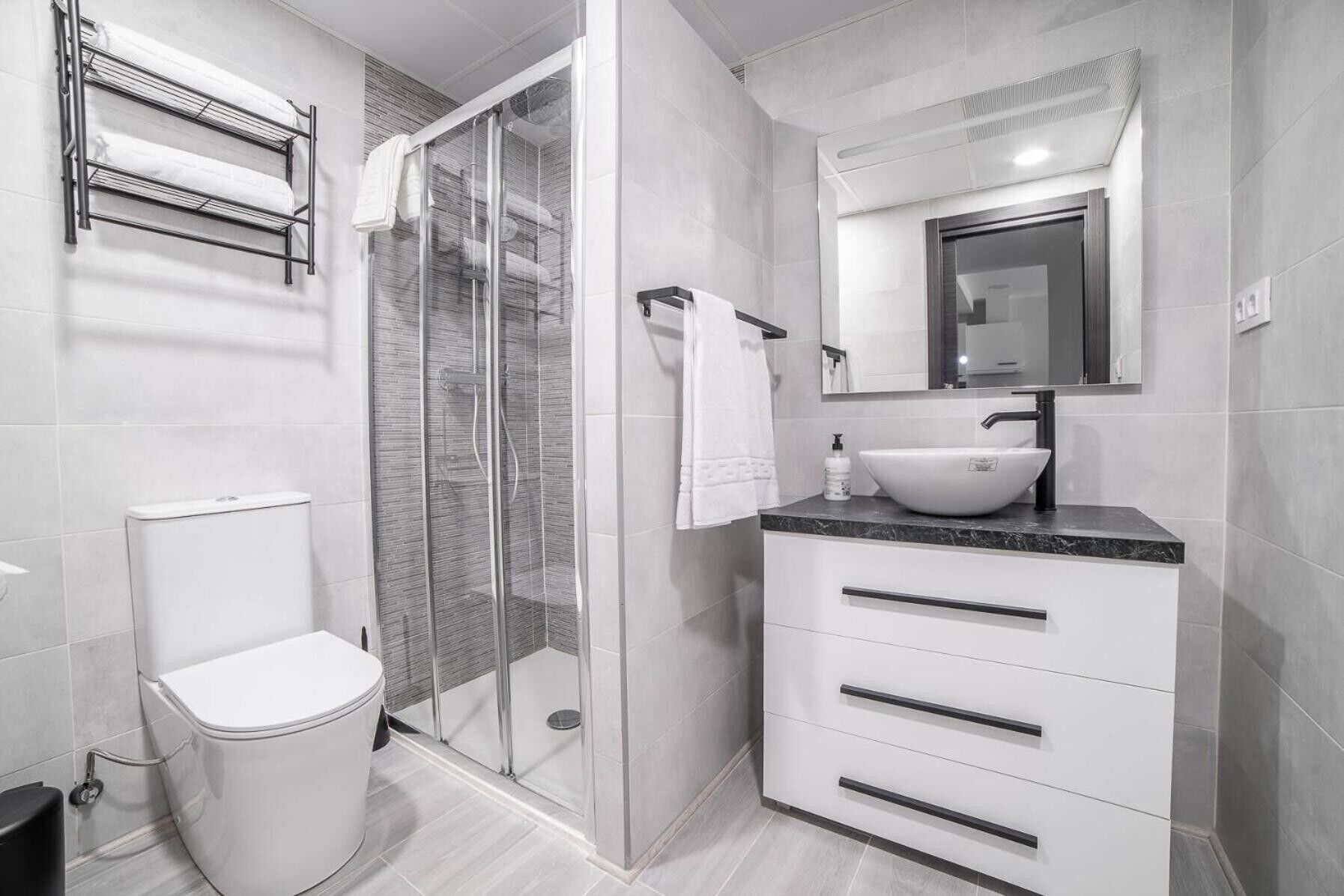 Een douche, een haardroger, handdoeken