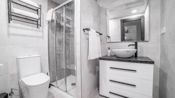 Een douche, een haardroger, handdoeken