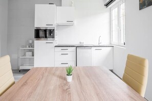 Kjøleskap, mikrobølgeovn, kokeplater og oppvaskmaskin