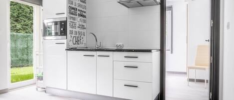 KĂŒhlschrank, Mikrowelle, Herdplatte, GeschirrspĂŒler