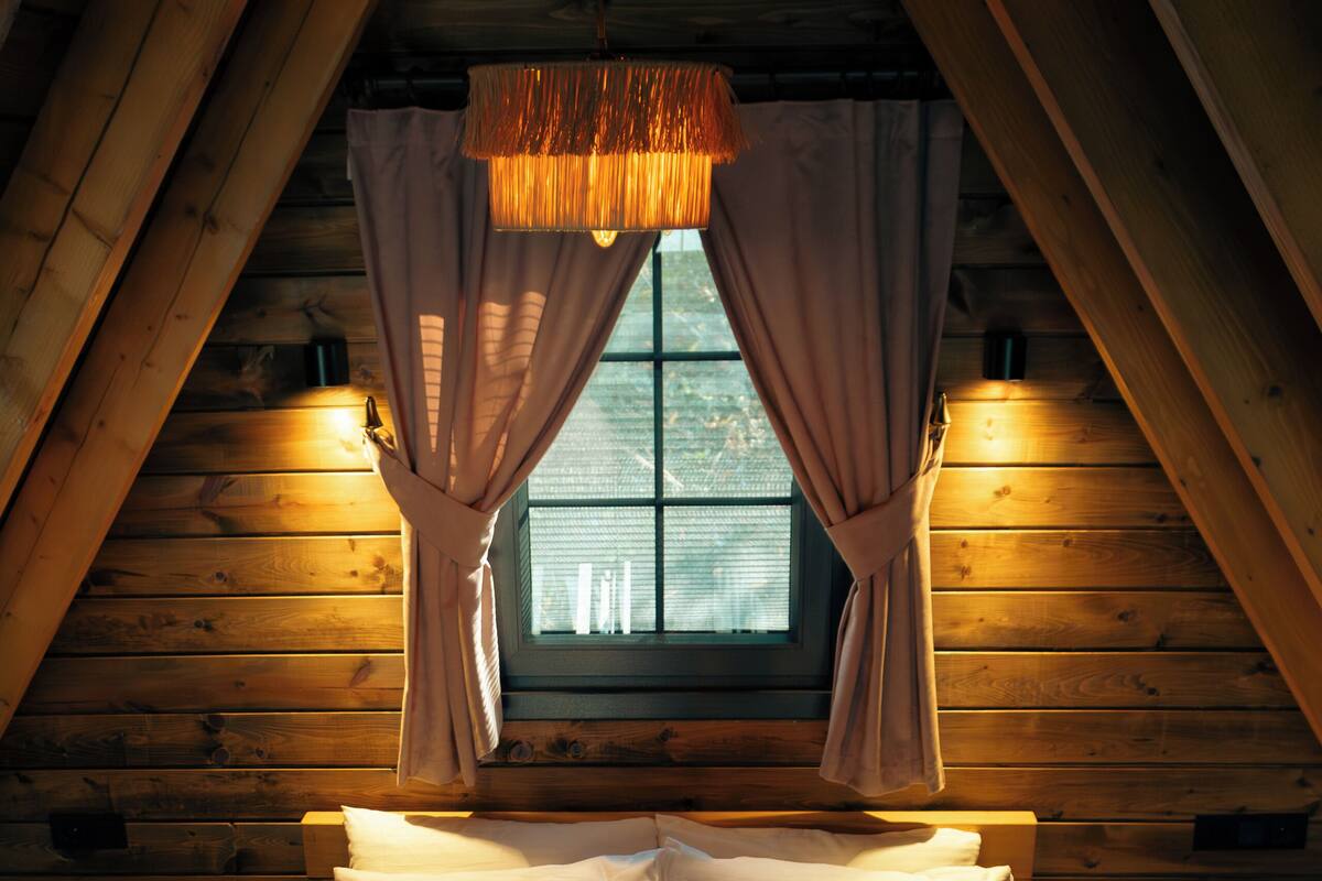 Espacio para trabajar con laptop y cortinas blackout