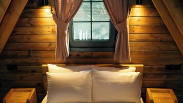 Espacio para trabajar con laptop y cortinas blackout