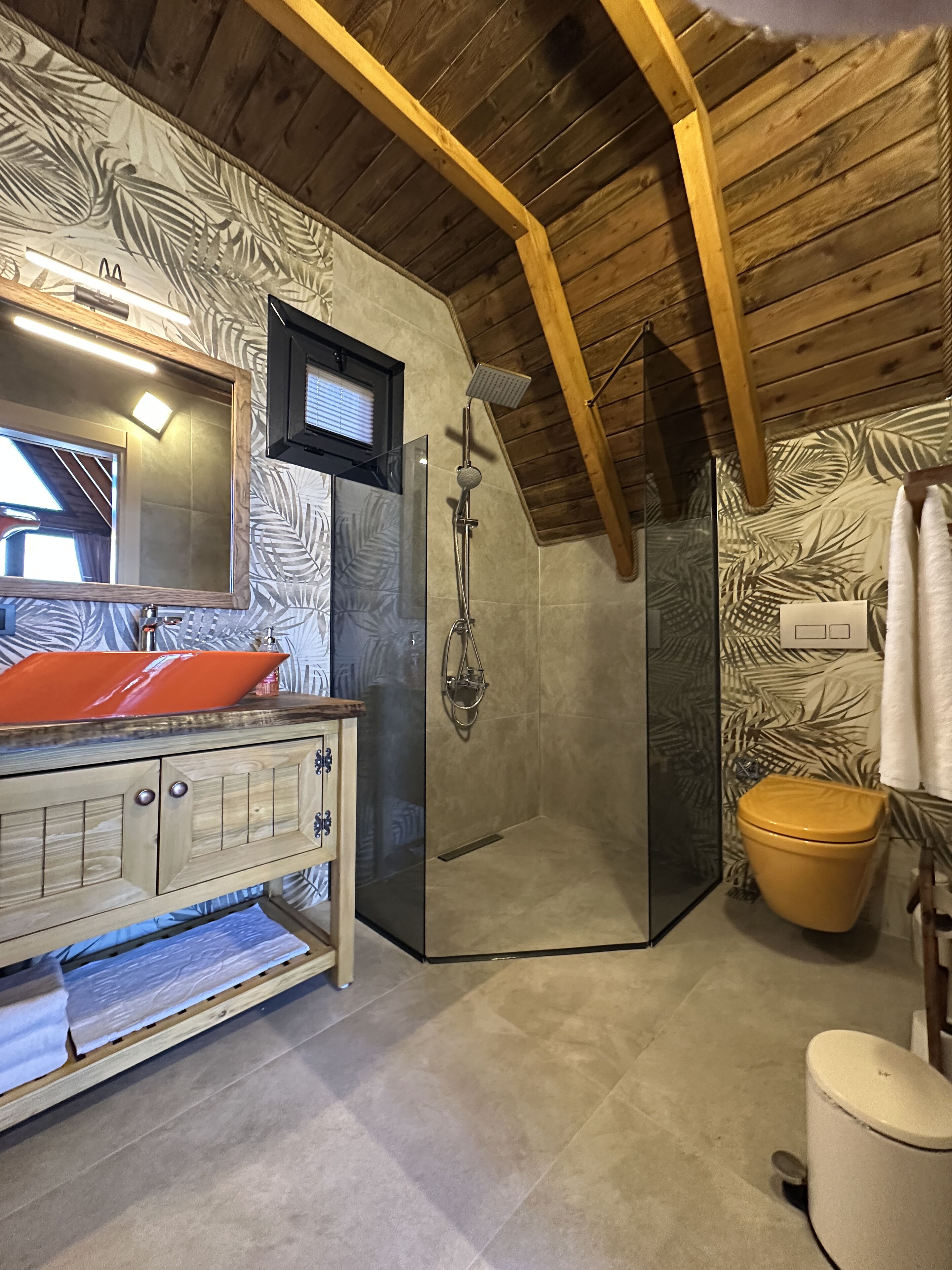 AHLAT   Panoramic Chalet,  Kitchen, Mountain View with Jacuzzi | Bad | Boblebad, toalettartikler (inkludert), hårføner og tøfler