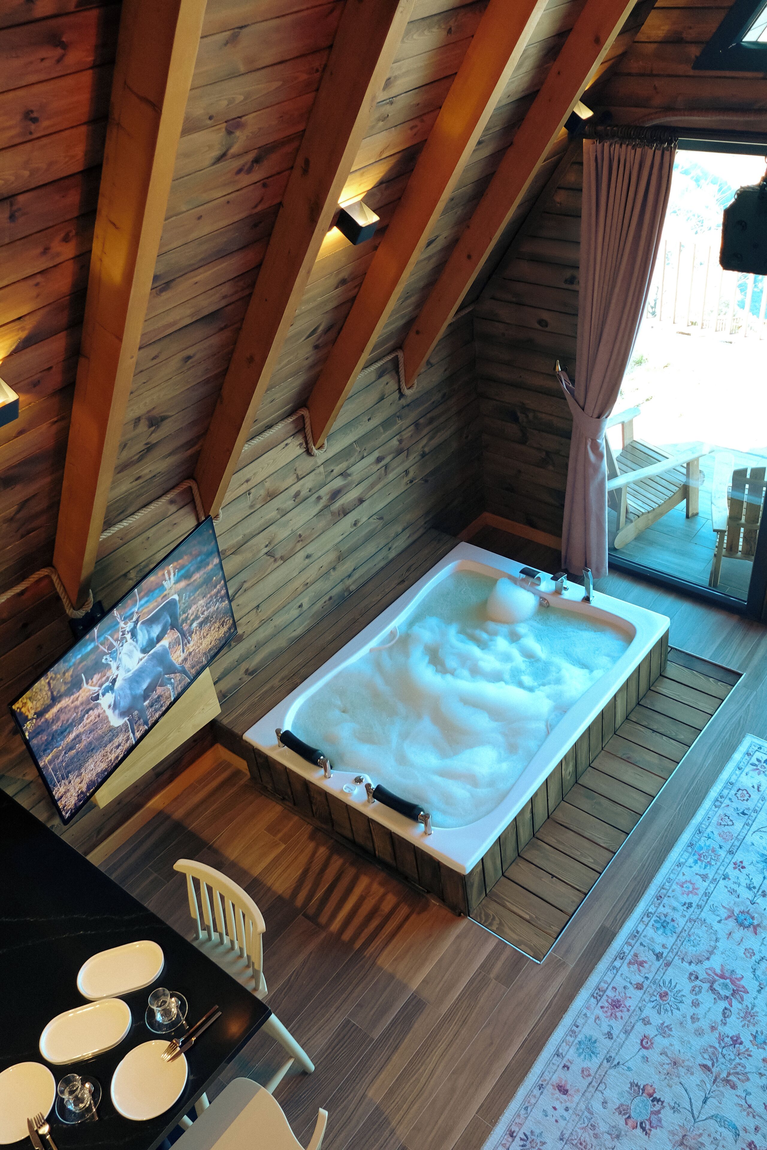 Escritorio, espacio para trabajar con laptop y cortinas blackout 