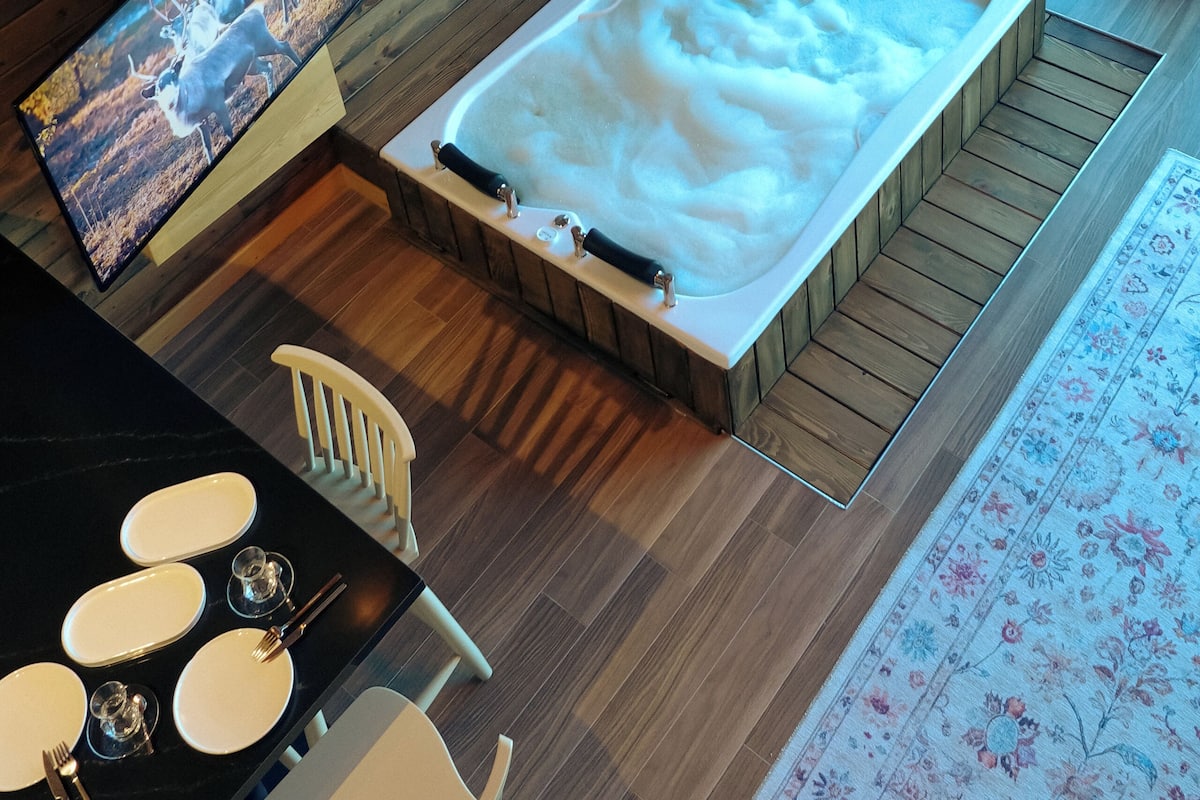 AHLAT Panoramic Chalet, Kitchen, Mountain View with Jacuzzi | Espacio para trabajar con laptop y cortinas blackout