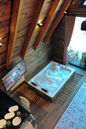 AHLAT Panoramic Chalet, Kitchen, Mountain View with Jacuzzi | Skrivebord, arbejdsområde til bærbare computere, mørklægningsgardiner