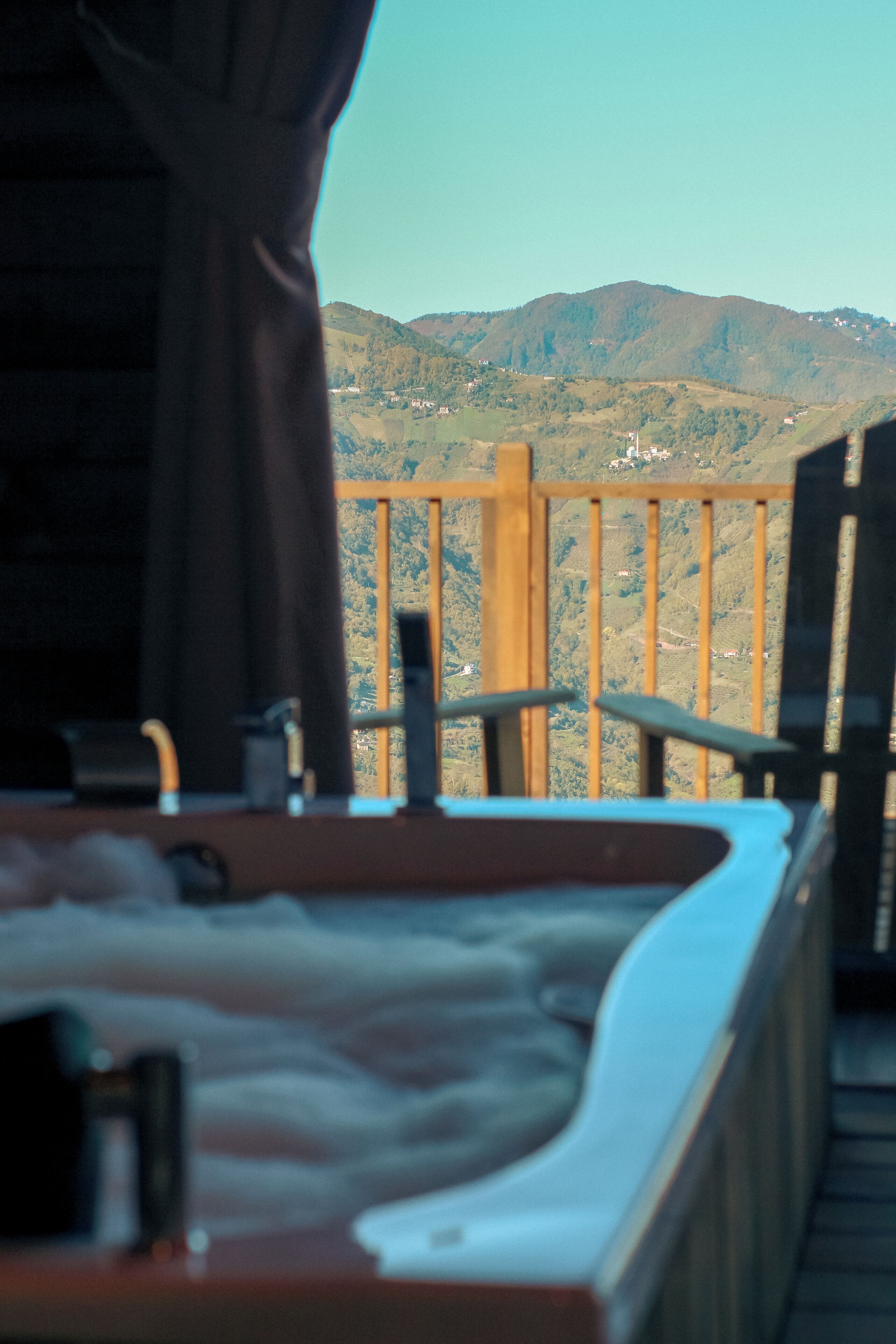 Escritorio, espacio para trabajar con laptop y cortinas blackout 