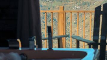 AHLAT Panoramic Chalet, Kitchen, Mountain View with Jacuzzi | Bureau, espace de travail pour ordinateur portable, rideaux occultants