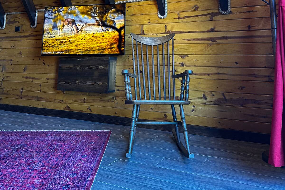 Espacio para trabajar con laptop y cortinas blackout