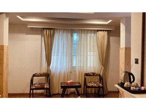 Naina Lodge Balcony Room Brown | Wifi gratis 