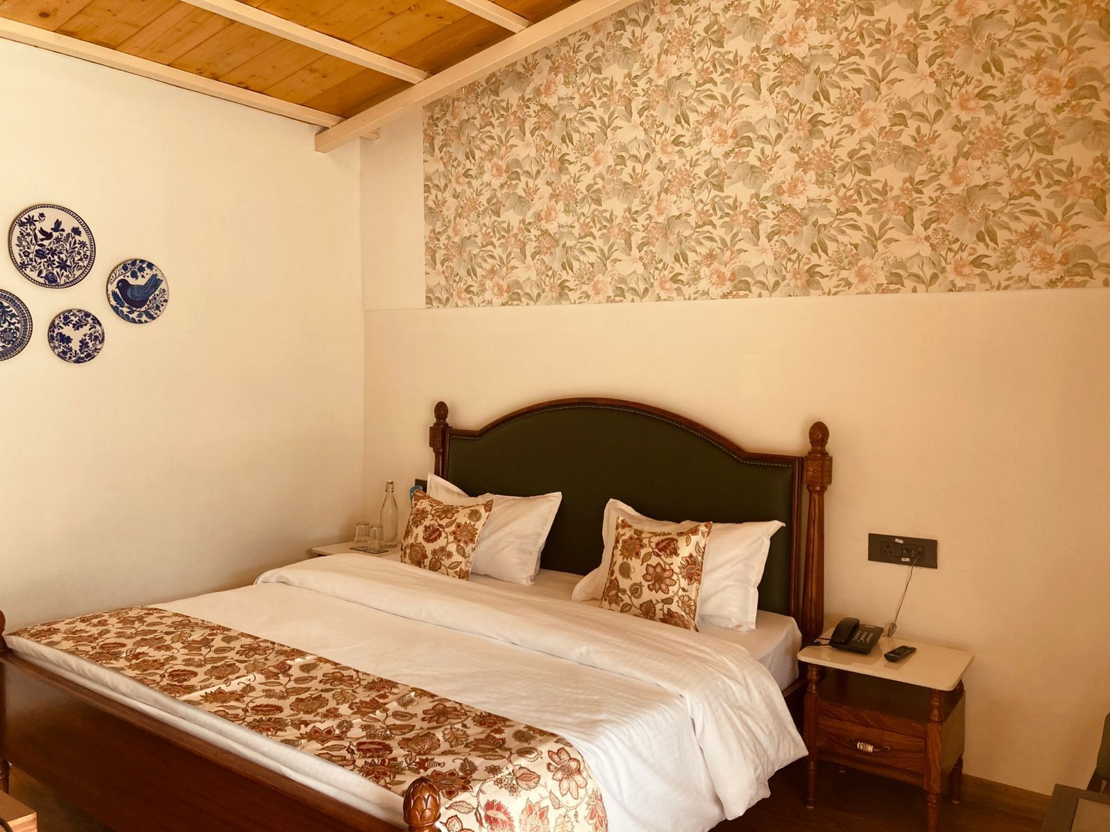 Naina Lodge Balcony Room Green | Individually decorated, individually furnished, free WiFi, bed sheets