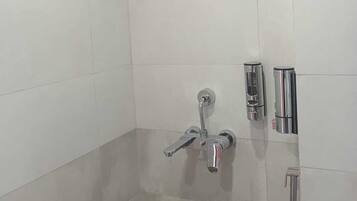 Naina Lodge Green Room | Banheiro | Chuveiro, produtos de toalete grátis, toalhas de banho, sabonete