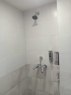 Ducha, artículos de tocador gratuitos, toallas, jabón