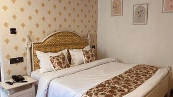 Naina Lodge Yellow Room | Decoración personalizada, muebles diferentes y wifi gratis