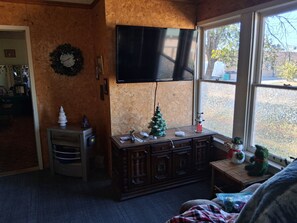 Una televisión, una chimenea