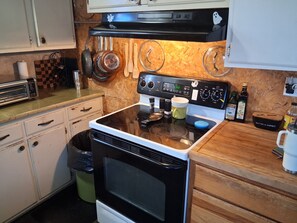 Microondas, horno, placa de cocina y lavavajillas