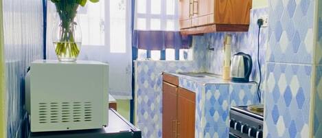 Deluxe Apartment | Private kitchen | Fridge, microwave, cookware/dishes/utensils