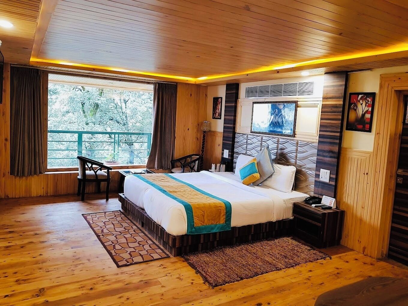 クラブ ルーム バレービュー | デスク、ノートパソコン用作業スペース、WiFi (無料)