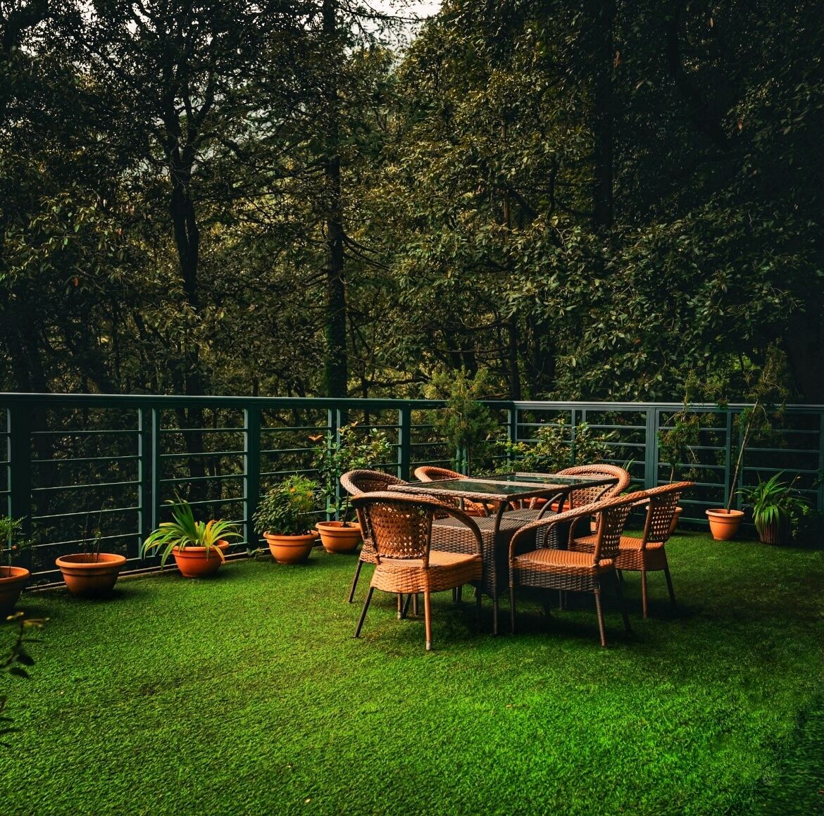 Un patio con muebles de mimbre y plantas en macetas.