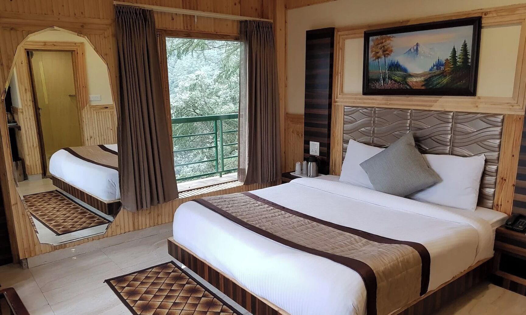 プレミアム ルーム バレービュー | デスク、ノートパソコン用作業スペース、WiFi (無料)