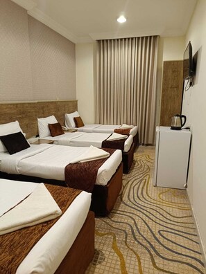 Neljän hengen perushuone | Tallelokero huoneessa, äänieristys, ilmainen Wi-Fi