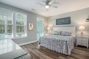 Escritorio, tabla de planchar con plancha, cuna de viaje y wifi gratis 