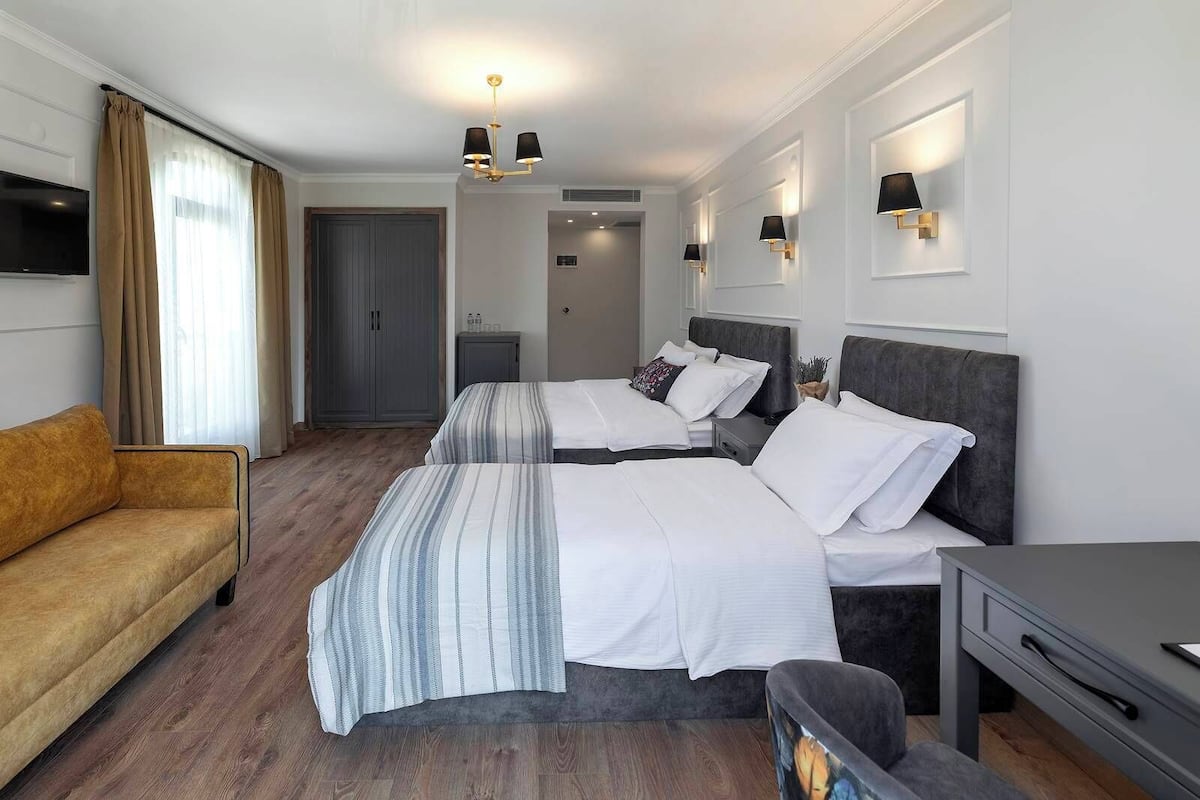 Family Room | In-room safe, iron/ironing board, free WiFi