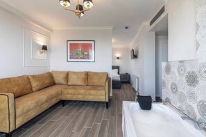 خزنة داخل الغرفة ومكواة/لوح كي وواي فاي مجانًا