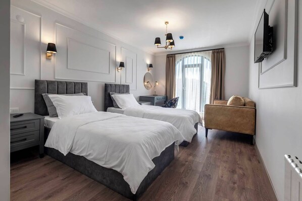 خزنة داخل الغرفة ومكواة/لوح كي وواي فاي مجانًا