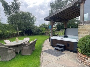 Outdoor dining - Country Retreat With hot tub Sauna (Otley)