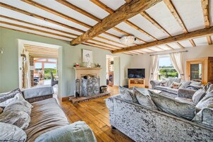 House, 5 Bedrooms, Balcony, Garden View | Living room | Books