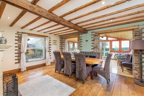 منزل - ٥ غرف نوم - بشرفة - منظر للحديقة | تناول الطعام