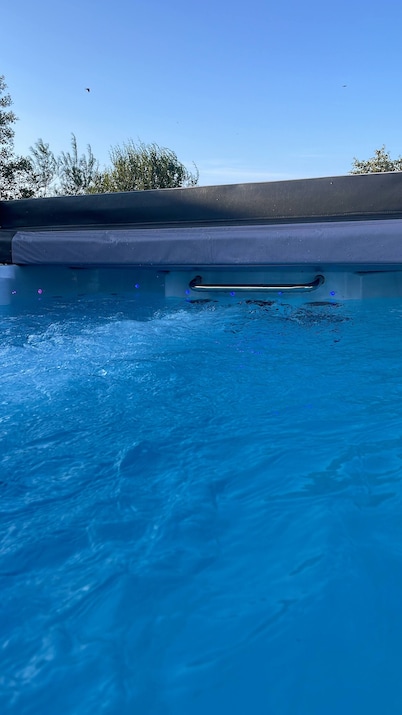 Meagill Farmhouse-hot tub Country