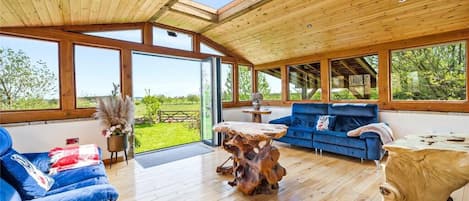 House, 5 Bedrooms, Balcony, Garden View | Living area | Books